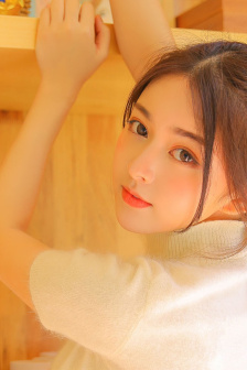 女学生被强行扒下内衣的照片