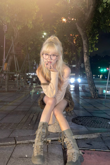 阳光中的裸女